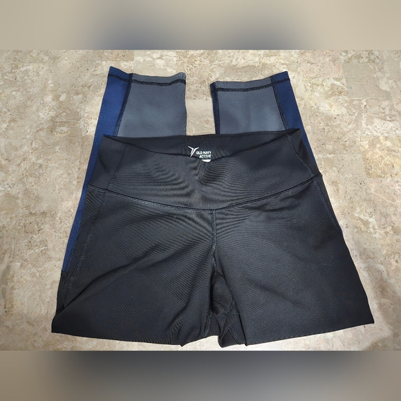 Womens Old Navy Active Cropped Leggings Size Medium Black And Navy - Picture 1 of 3